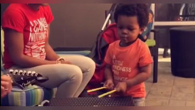 'Икки ёшли барабан чалувчи бола ОАВлар юлдузига айланди'ning rasmi