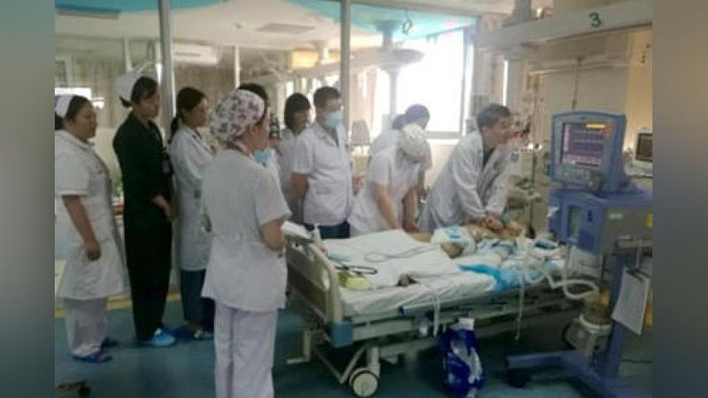 'Doktorlar besh soat davomida o`lim yoqasidagi bemor bolakayning yuragini massaj qilishdi 'ning rasmi