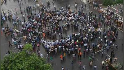 'Bangladeshda talabalar norozilik namoyishlarini uyushtirishmoqda'ning rasmi