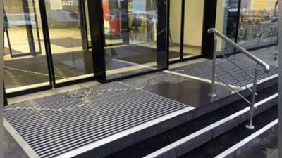 Изрображение 'Упала на крыльце торгового центра: кто виноват в полученной травме?'