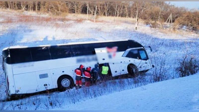 'Rossiyada kon ishchilarini olib ketayotgan avtobus ag`darilib ketdi'ning rasmi