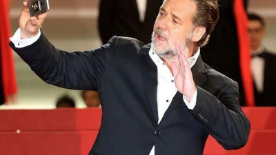 'Rassel Krou rafiqasi bilan ajrashgach, mebellarini sotishga qaror qildi (Foto)'ning rasmi