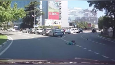 '​Сочида серқатнов йўлда кетаётган автомашина юкхонасидан болалар тушиб қолди (Видео)'ning rasmi