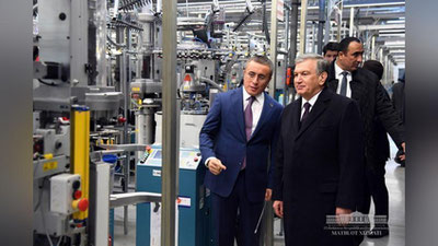 'Shavkat Mirziyoyev Shovot tumanidagi to`qimachilik korxonasi faoliyati bilan tanishdi'ning rasmi