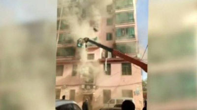 Изрображение 'СТРОИТЕЛЬ С ПОМОЩЬЮ КРАНА СПАС 14 ЧЕЛОВЕК ИЗ ГОРЯЩЕГО ДОМА (ВИДЕО)'