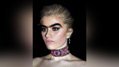 Изрображение 'МОДЕЛЬ С МОНОБРОВЬЮ БРОСИЛА ВЫЗОВ ГЛАМУРНОМУ МИРУ МОДЫ (ФОТО)'