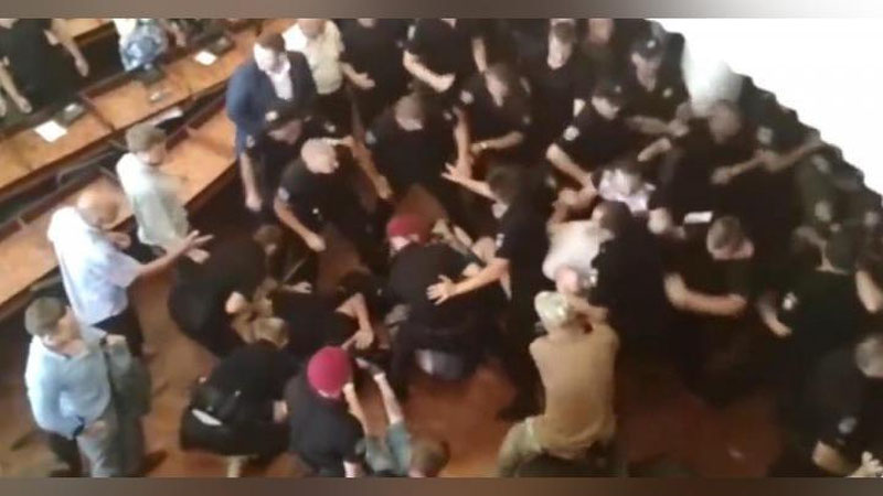 'Shahar merining tarafdorlari va raqiblari o`rtasida mushtlashuv bo`ldi (Video)'ning rasmi