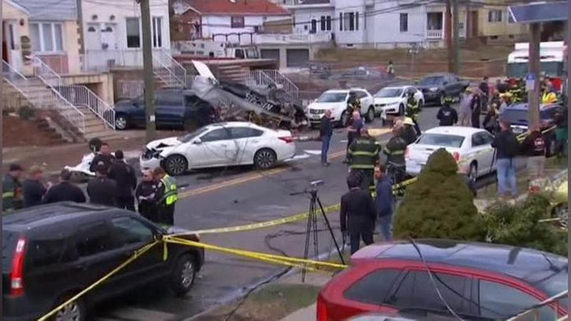 'Nyu-Jersida yo`lovchi tashiydigan samolyot shahar markaziy ko`chalaridan biriga quladi'ning rasmi