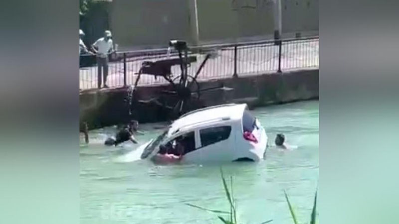 Изрображение 'В Чирчике в воду упал автомобиль "Спарк" (видео)'