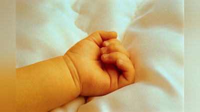 'Chaqalog`ini o`ldirib, 3 kun davomida jasadini yashirib kelgan ona jazoga tortildi'ning rasmi