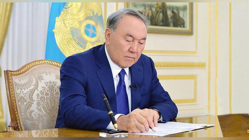 'Нурсултон Назарбоев лотин ёзуви асосидаги янги қозоқ алифбосини тасдиқлади 'ning rasmi