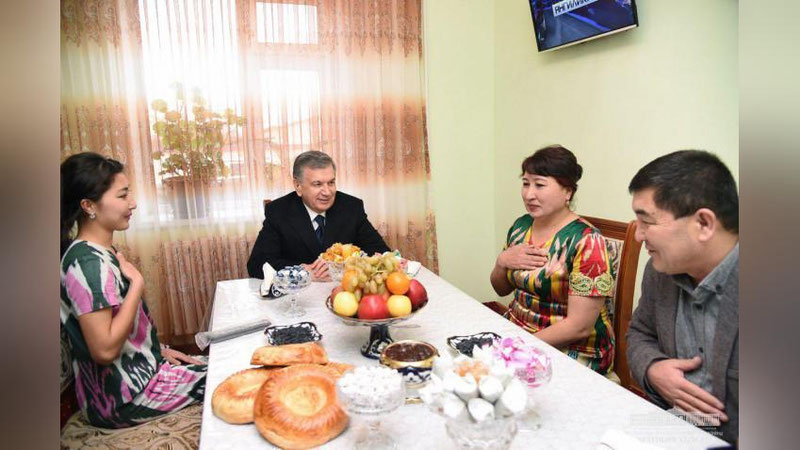 'Prezident Mirzacho`ldagi xonadonlardan birida mehmоn bo`ldi'ning rasmi