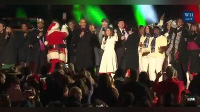 Изрображение 'БАРАК ОБАМА В ПОСЛЕДНИЙ РАЗ НА СВОЕМ ПОСТУ ЗАЖЕГ ЕЛКУ И СПЕЛ "JINGLE BELLS" (ВИДЕО)'