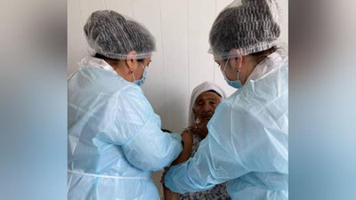 Изрображение 'В Джизакской области от коронавируса вакцинировали 102-летнюю пенсионерку'