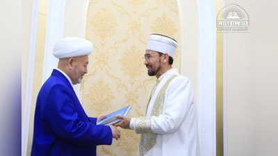 'Ўзбекистон ва Қозоғистон муфтийлари меморандум имзолашди'ning rasmi