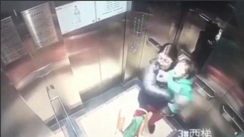 'ВИДЕО: ХИТОЙДА ЁШ БОЛАНИ АЁВСИЗ КАЛТАКЛАГАН ЭНАГА  ҚЎЛГА ОЛИНДИ'ning rasmi