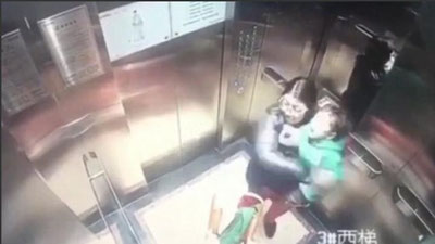 'ВИДЕО: ХИТОЙДА ЁШ БОЛАНИ АЁВСИЗ КАЛТАКЛАГАН ЭНАГА  ҚЎЛГА ОЛИНДИ'ning rasmi