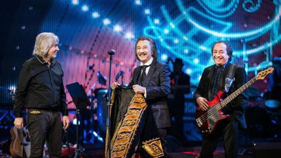 Изрображение 'Президент Узбекистана наградил участников легендарной группы "Ялла"'