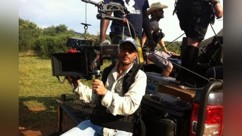 'Фильм суратга олаётган режиссёр жирафа берган зарба туфайли оламдан ўтди'ning rasmi