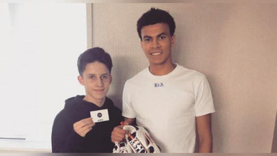 'Инглиз футболчиларини либослар билан таъминлайдиган 17 ёшли Сэм Морган (Фото)'ning rasmi