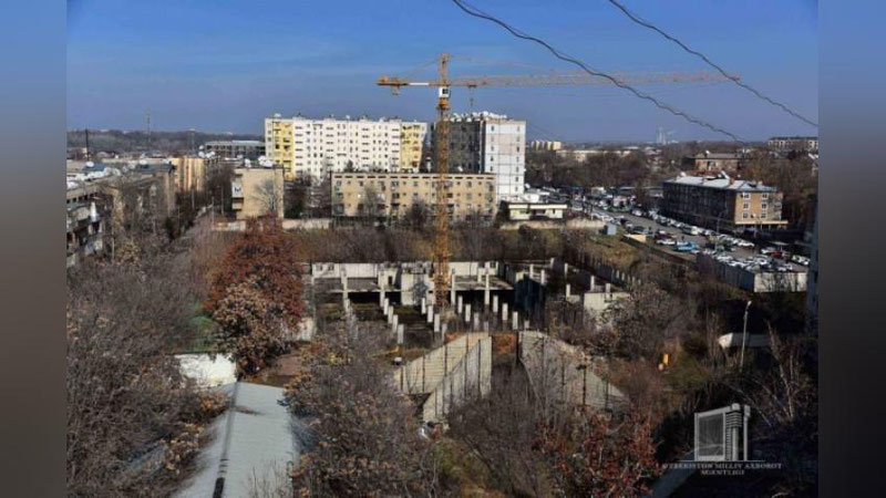 ' Сайрам кўчасида жойлашган ушбу бинонинг нима сабабдан қурилиши тўхтаб қолган? (фото)'ning rasmi