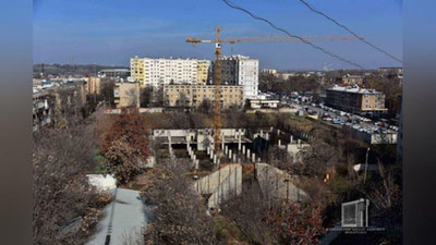 ' Сайрам кўчасида жойлашган ушбу бинонинг нима сабабдан қурилиши тўхтаб қолган? (фото)'ning rasmi