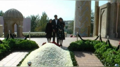 Изрображение 'ЛОЛА КАРИМОВА-ТИЛЛЯЕВА УВИДЕЛА ДОБРЫЙ ЗНАК, ПОСЕЩАЯ МОГИЛУ ПЕРВОГО ПРЕЗИДЕНТА'