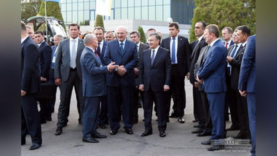 'Prezidentlar ko`rgazmaga tashrif buyurdi'ning rasmi