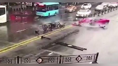 'Maqtanma g`oz – hunaring oz: maqtanchoq ayol Ferrarisini pachoqlab oldi (Video)'ning rasmi