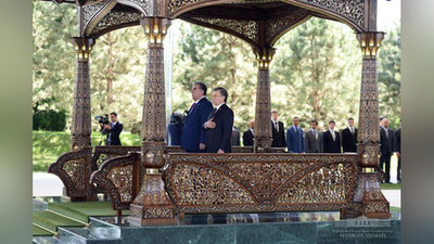 'Ko`ksaroy qarorgohida oliy martabali mehmonni kutib olish marosimi bo`lib o`tmoqda (onlayn)'ning rasmi