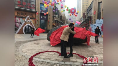 Изрображение 'КИТАЕЦ СДЕЛАЛ ПРЕДЛОЖЕНИЕ ДЕВУШКЕ С ПОМОЩЬЮ 33-ТОННОГО КАМНЯ'