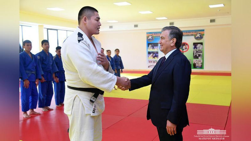 'PREZIDENT ELYoR MAShARIPOVGA "MALIBU" SOVG`A QILDI'ning rasmi