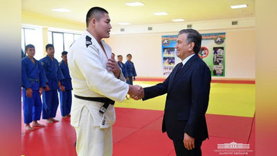 'PREZIDENT ELYoR MAShARIPOVGA "MALIBU" SOVG`A QILDI'ning rasmi