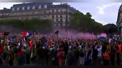 'Parijliklar finalga chiqqan terma jamoaning g`alabasini nishonlashdi (Video)'ning rasmi