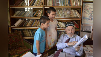 'Xorazmlik 80 yoshli Rahmon bobo uyida kutubxona va muzey tashkil qildi'ning rasmi