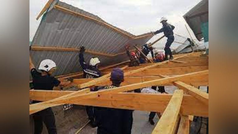 'Jizzax va Navoiy viloyatlarida kuchli shamol ko`p qavatli uylar tomlarini uchirib ketdi (video)'ning rasmi