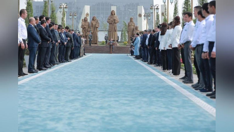 'Nurafshonda Zulfiya Zokirova va uning kelinlari sharafiga haykal o`rnatildi'ning rasmi
