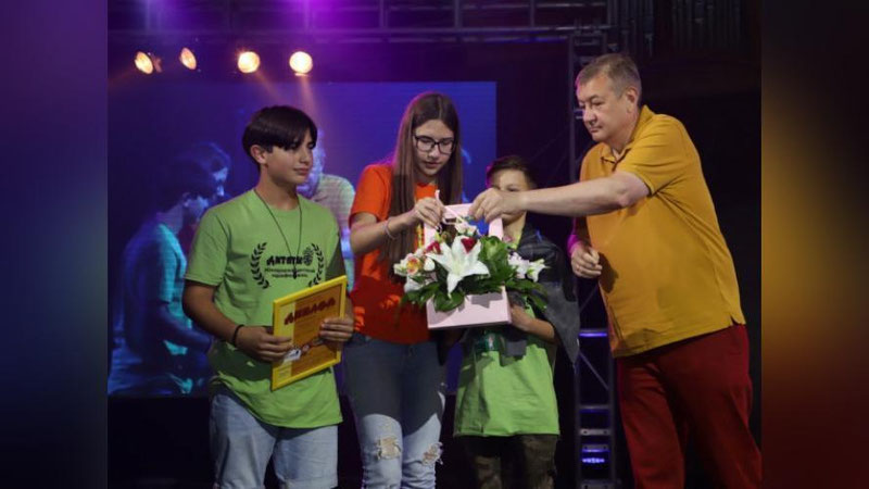 '“Issiq non“ filmi bosh rol ijrochisi xalqaro mukofotni qo`lga kiritdi'ning rasmi