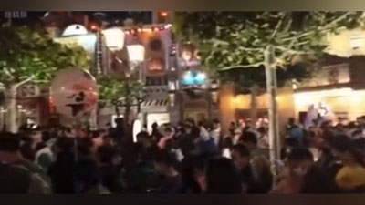 Изрображение 'Тысячи посетителей Диснейленда в Шанхае оказались взаперти из-за COVID-19 (видео)'
