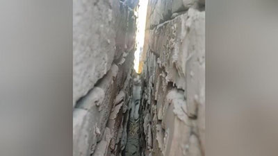 Изрображение 'В Нукусе спасателям пришлось разобрать стену, чтоб добраться до кота (видео)'