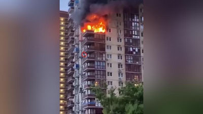 Изрображение 'Пожар в подмосковном Королёве: житель квартиры и пожарный выбросились из окна (видео, 18+)'