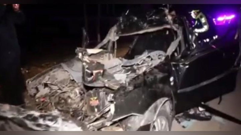 Изрображение 'Под Самаркандом водитель Lacetti уснул за рулем и врезался в прицеп: 3 человека погибли (видео)'