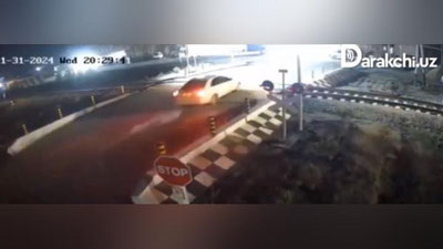 Изрображение 'В Сурхандарье поезд протаранил выехавшую на пути Gentra: погибли 5 членов одной семьи (видео)'