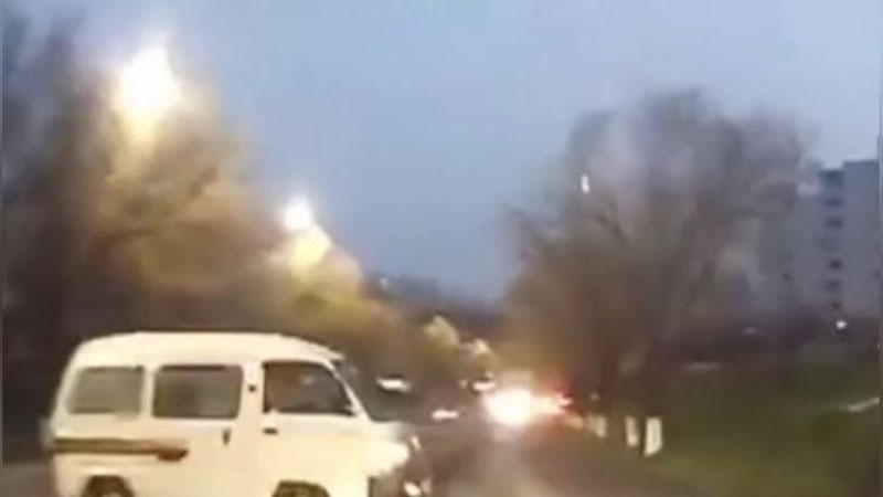 Изрображение 'В Ташкенте "Дамас" в нарушение ПДД пытался развернуться: видео столкновения'