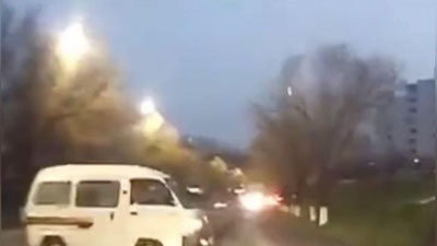 Изрображение 'В Ташкенте "Дамас" в нарушение ПДД пытался развернуться: видео столкновения'