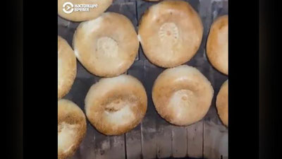 Изрображение 'Видео: иммигранты из Узбекистана пекут лепешки в Нью-Йорке'
