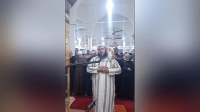 Изрображение 'Кот запрыгнул на имама во время молитвы (видео)'