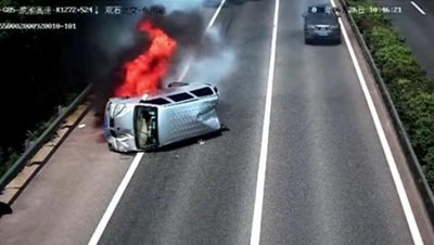 Изрображение 'Спасение людей из пылающего микроавтобуса попало на видео'