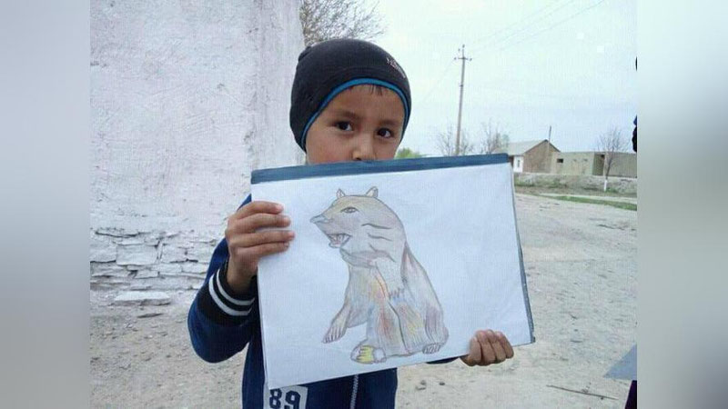 'Qalamni bir bossa, uzmay, chap qo`lida rasm chizishni qoyillatadigan bolakay (foto)'ning rasmi