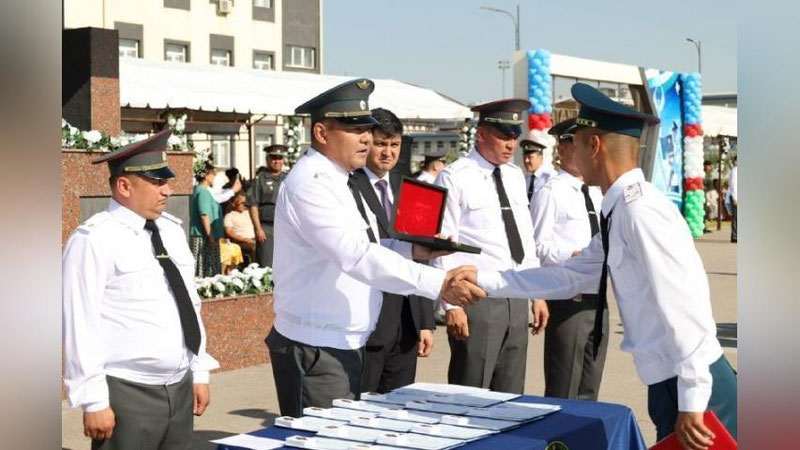 'Oliy harbiy ta`lim muassasalarida navbatdagi bitiruv marosimlari bo`lib o`tdi'ning rasmi